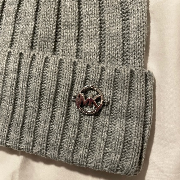 SOLD ❌ NWT Michael Kors pom pom beanie winter hat - Picture 2 of 5